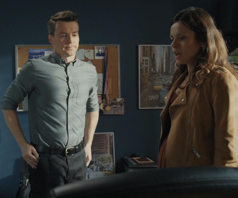 Jakub (Krzysztof Kwiatkowski) i Kasia (Paulina Lasota) w scenie z serialu „M jak miłość”, gdzie Karski broni byłej żony przed policją. Kasia, w jasnobrązowej kurtce, ma zasmuconą minę, a Jakub, w koszuli, stoi obok niej. O tym i innych wątkach przeczytasz na Super Seriale.