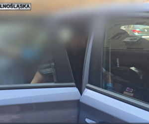 Zasnęła na tylnym siedzeniu taksówki. Obudziła się w zaroślach z kierowcą!