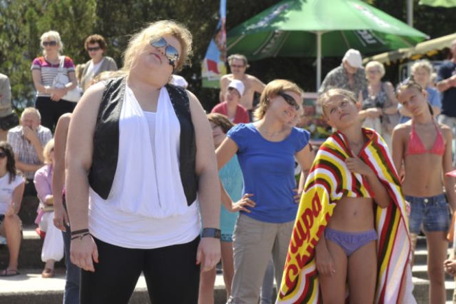 Weronika Grycan TAŃCZY na PLAŻY z dziećmi - ZDJĘCIA