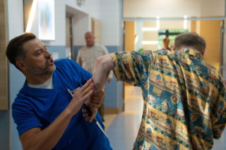 Na dobre i na złe odc. 975. nożownik Bartłomiej (Krzysztof Ogłoza), Borys Jakubek (Marcin Zacharzewski)