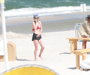 Piękna Agnieszka Dygant na plaży