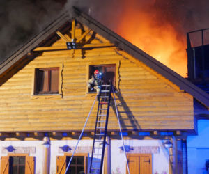 Pożar delikatesów w Michałowicach. Kłęby gęstego dymu było widać z daleka
