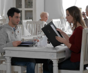 Pierwsza miłość odcinek 2442 Beata (Katarzyna Ankudowicz) Mikser (Błażej Michalski)