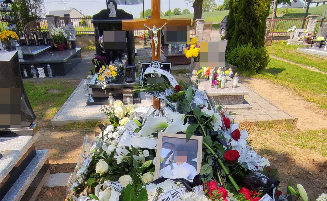 Jakub spoczął w grobie z ojcem, tuż obok brata. Wśród kwiatów jest wieniec od ukochanej, która ledwo przeżyła wypadek