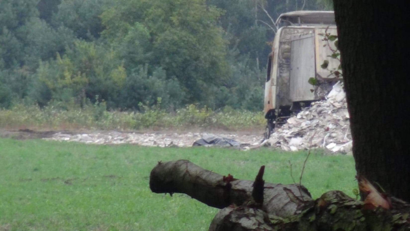 Tragedia w Mostówce. Zwęglone zwłoki mężczyzny przy wywrotce. Zerwała linię energetyczną