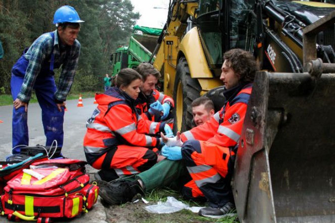 Na sygnale odc. 26. Piotr Strzelecki (Dariusz Wieteska), Martyna (Monika Mazur), Wiktor (Wojciech Kuliński)