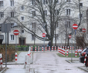Słupki i znaki zakazu zalały osiedle. Drogowy absurd w Śródmieściu