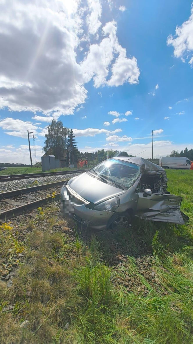 Wypadek w Strzyżewicach. Osobówka zderzyła się z drezyną