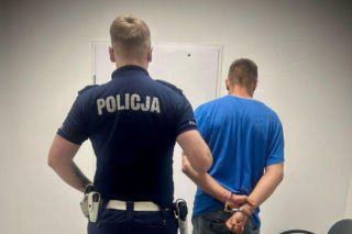 Świadkowie zatrzymali 28-latka, żeby nie uciekł przed przyjazdem policji. Mężczyzna miał 1,5 promila
