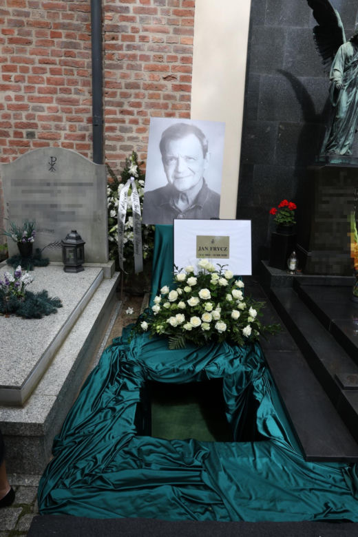 Tak pożegnały Jana Frycza córka i wnuczka. Trudno się nie rozpłakać