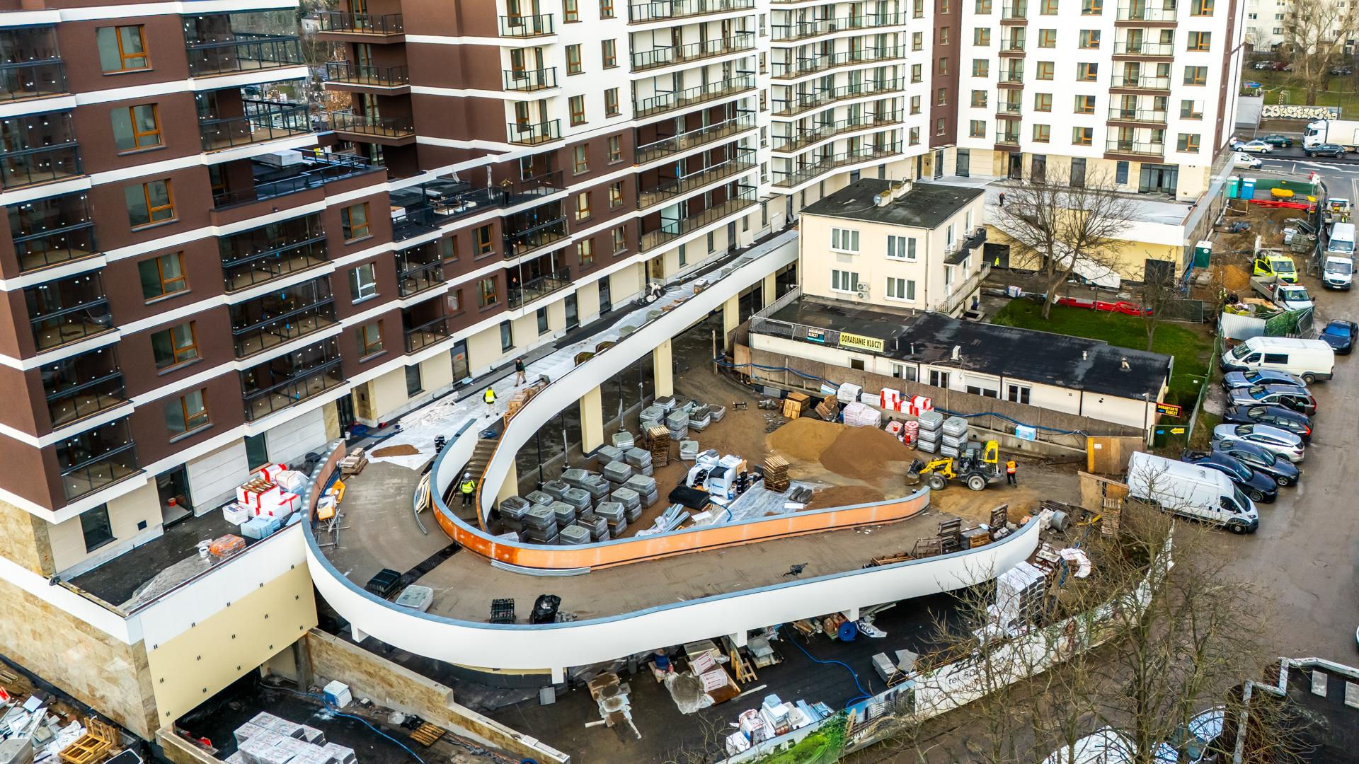 Dom otoczony blokiem przy ul. Bacha 35 w Warszawie