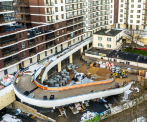 Dom otoczony blokiem przy ul. Bacha 35 w Warszawie