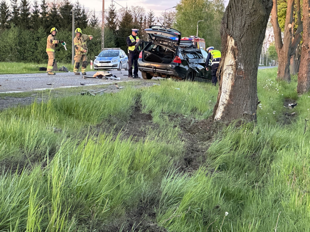 Reanimacja, dwie osoby walczą o życie. BMW roztrzaskało się o drzewo