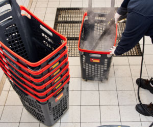 Biedronka dezynfekuje wózki i koszyki