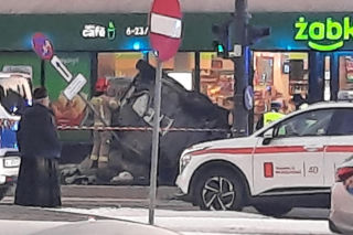 Śmigłowiec ratunkowy na placu Szembeka! Zderzenie samochodów, jeden z nich uderzył w kobietę i dziecko