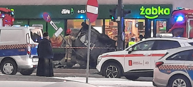 Śmigłowiec ratunkowy na placu Szembeka! Zderzenie samochodów, jeden z nich uderzył w kobietę i dziecko