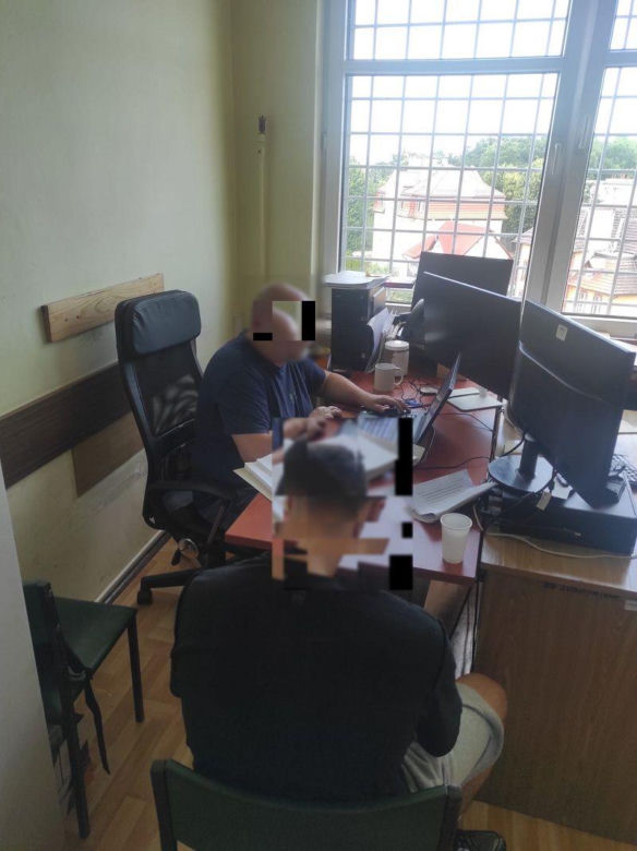 Policjanci zatrzymali 19-letniego mieszkańca miasta, przy którym znaleziono pojemnik z drażniącą substancją