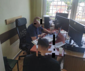 Policjanci zatrzymali 19-letniego mieszkańca miasta, przy którym znaleziono pojemnik z drażniącą substancją