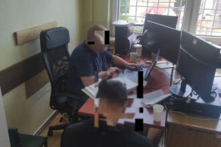 Policjanci zatrzymali 19-letniego mieszkańca miasta, przy którym znaleziono pojemnik z drażniącą substancją