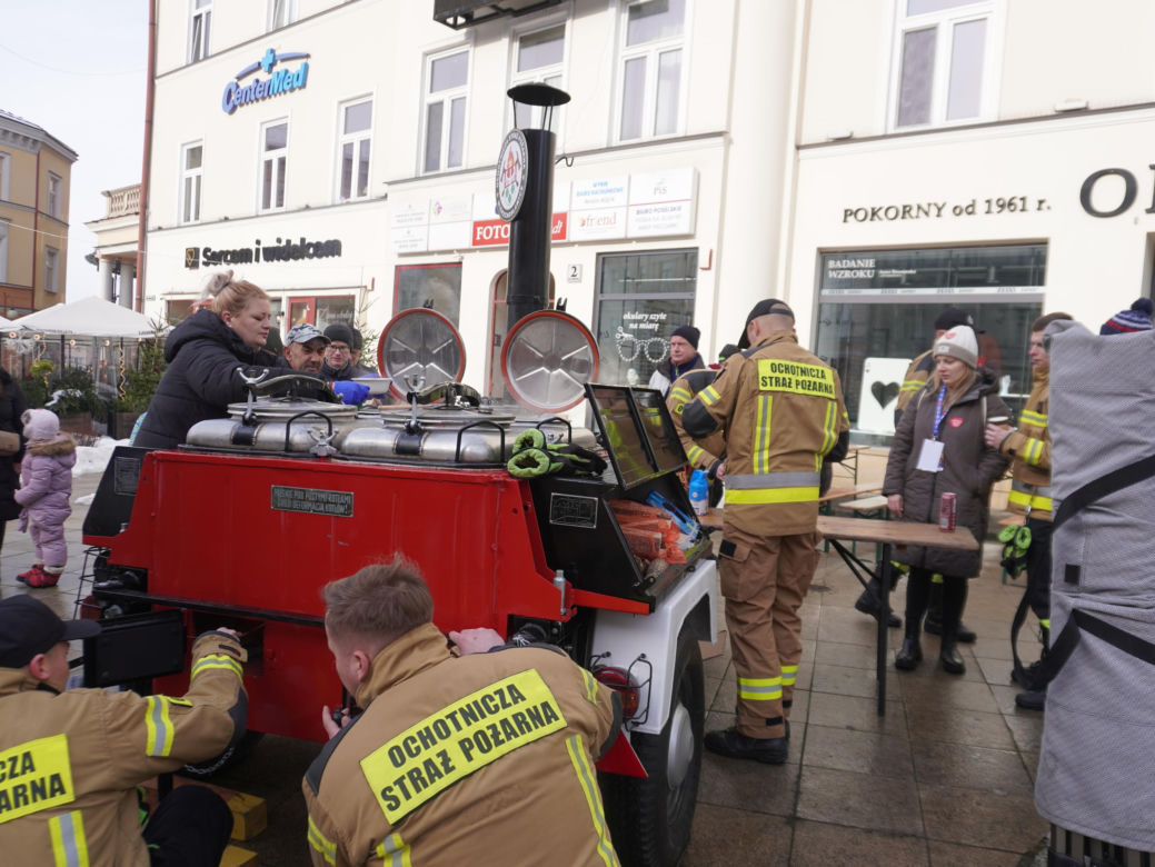 34. Finał WOŚP. Dziennikarze Radia ESKA rozgrzewają Tarnów pysznym żurkiem!