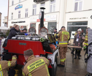 34. Finał WOŚP. Dziennikarze Radia ESKA rozgrzewają Tarnów pysznym żurkiem!