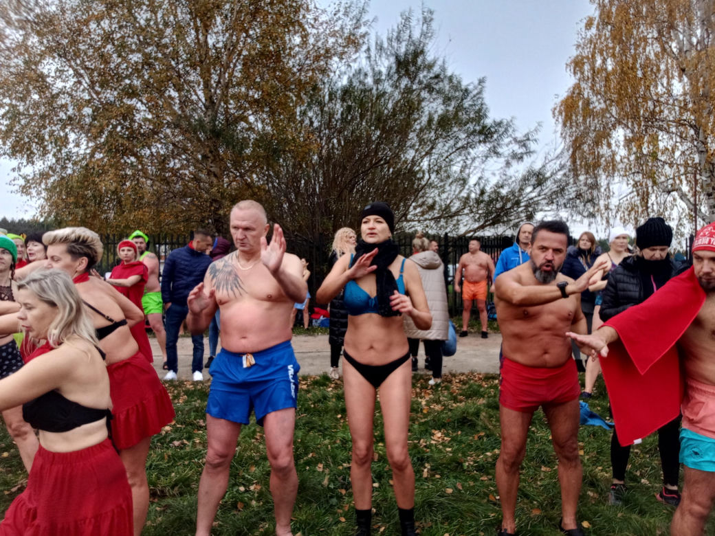 Po rozgrzewce lokalne Morsy zażyły wspólnej kąpieli w siedleckim zalewie nad Muchawką