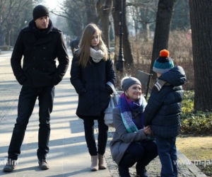 M jak miłość odc. 1148. Joasia (Barbara Kurdej-Szatan), Tomek (Andrzej Młynarczyk), Zosia (Julia Wróblewska), Wojtuś (Feliks Matecki)