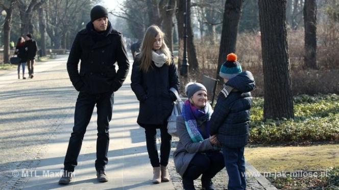 M jak miłość odc. 1148. Joasia (Barbara Kurdej-Szatan), Tomek (Andrzej Młynarczyk), Zosia (Julia Wróblewska), Wojtuś (Feliks Matecki)