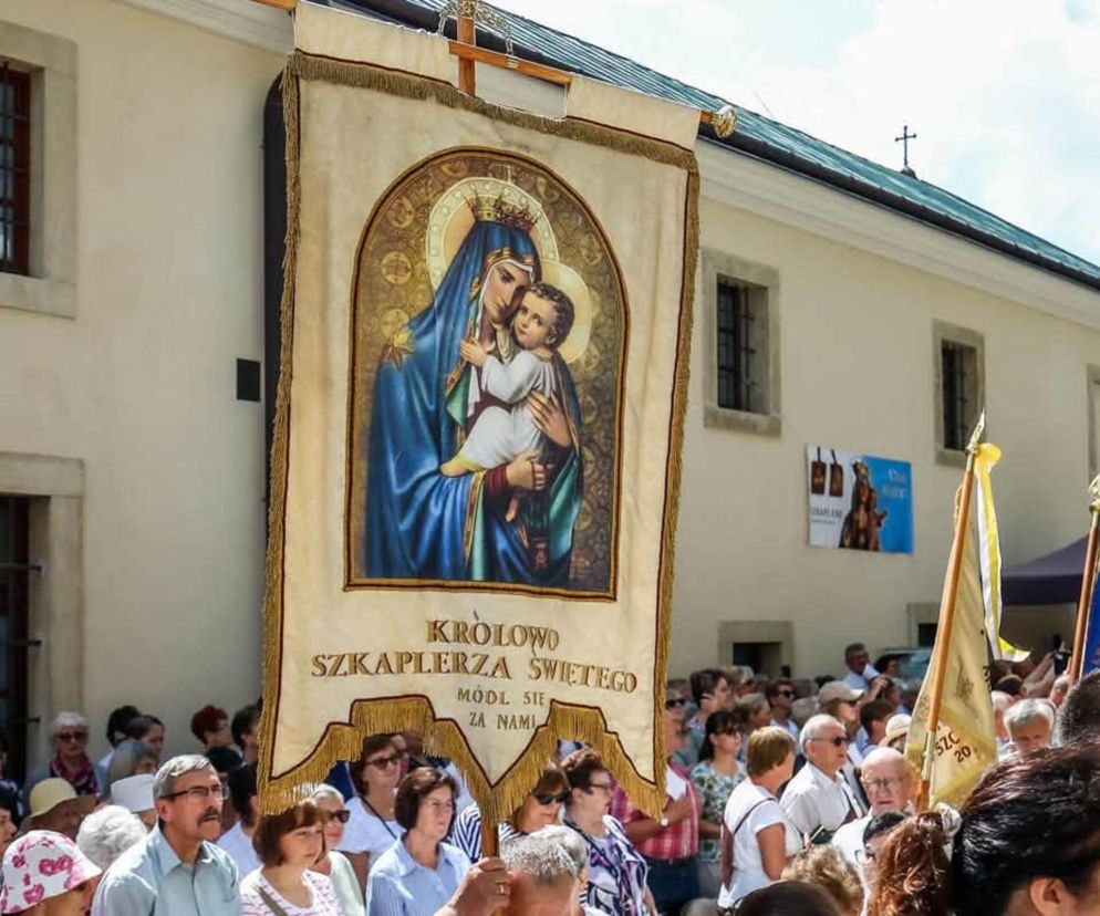 Procesja wiernych z religijnym sztandarem Matki Bożej Szkaplerznej. O spotkaniu w Czernej przeczytasz na Radioplus.