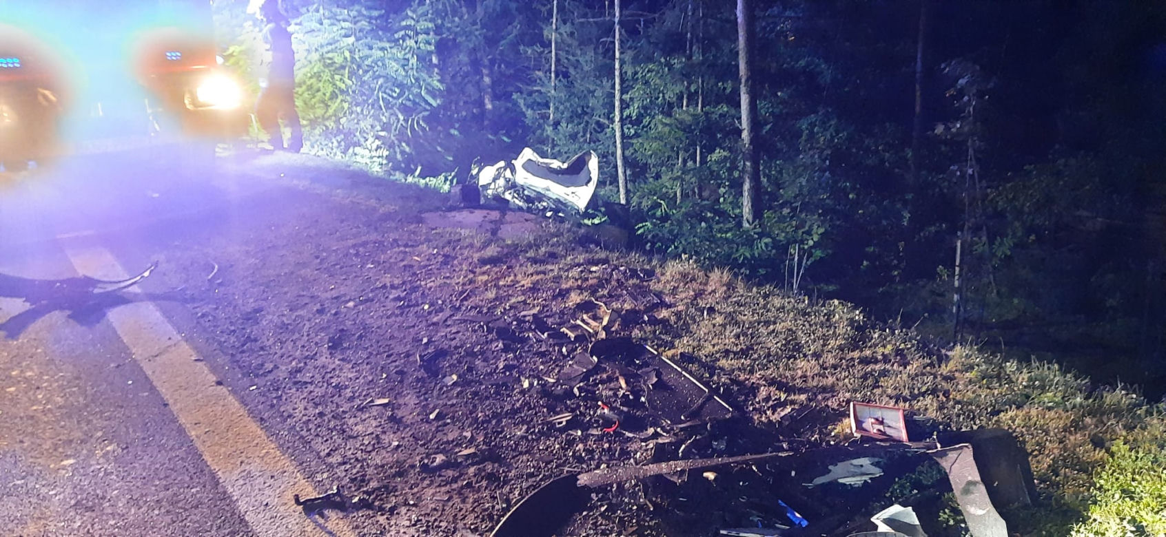 Straszny wypadek w Zabrzeży. Poszkodowani uwięzieni w samochodzie 