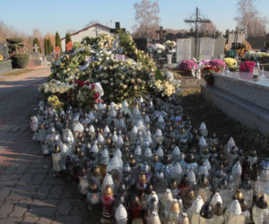 Cała okolica płacze po wypadku w Romanowie! Morze kwiatów przykryło trumny
