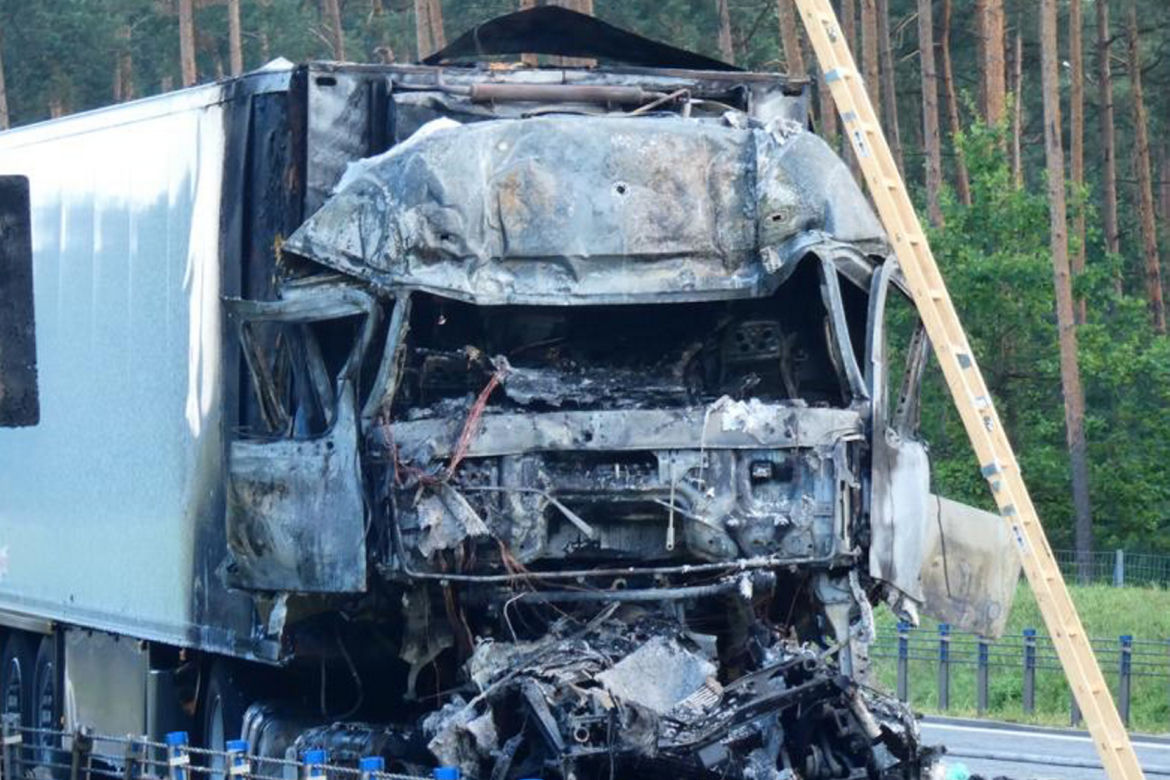 Makabra pod Żyrardowem. Zderzyły się dwie ciężarówki. Jedna z nich stanęła w ogniu! Kierowca zmarł w szpitalu