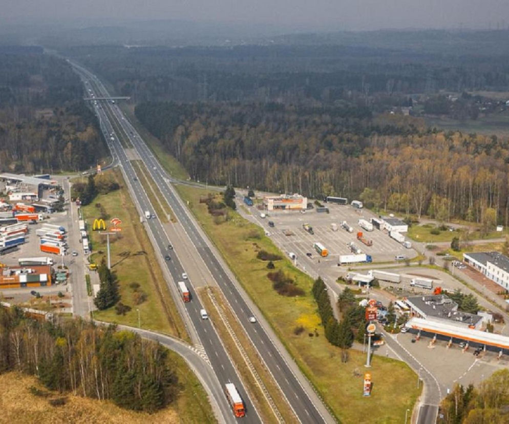 Widok z lotu ptaka na autostradę A4 z dwoma pasami ruchu w każdą stronę. O planach rozbudowy trasy przeczytasz na Muratorplus.
