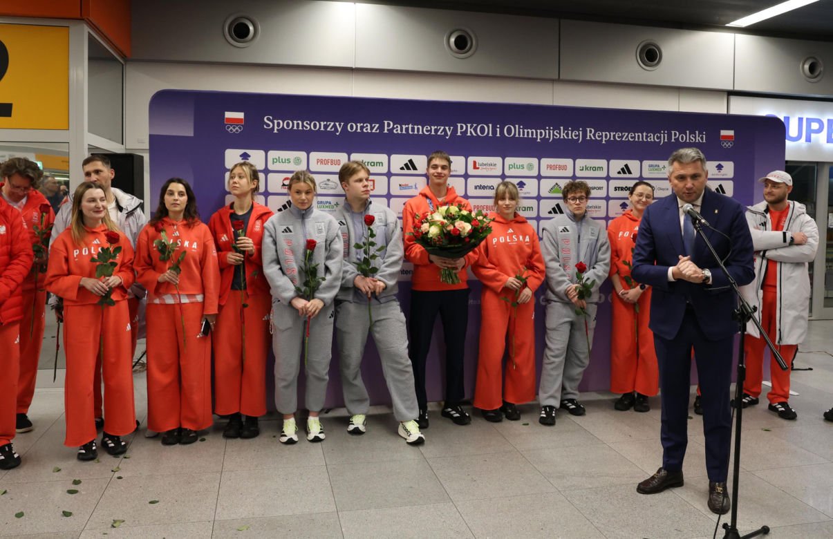 Władimir Semirunnij w czułych objęciach z dziewczyną po powrocie do Polski