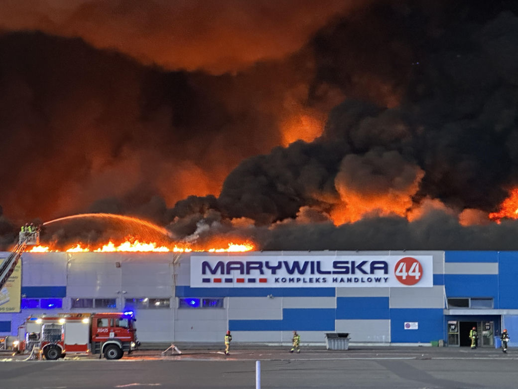 Warszawa. Płonie centrum handlowe Marywilska 44