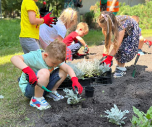 Przedszkolaki z SP 34 ukwieciły Park Miejski w Kielcach