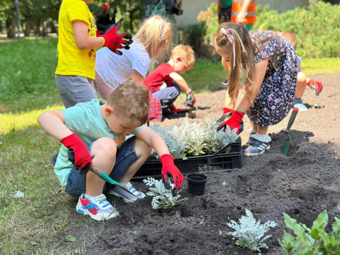 Przedszkolaki z SP 34 ukwieciły Park Miejski w Kielcach
