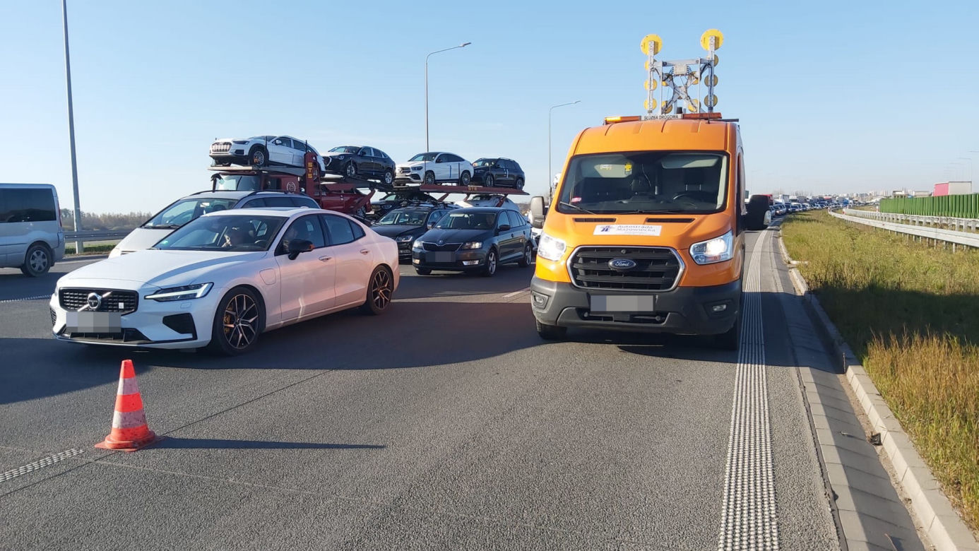 Wypadek na S2 w Warszawie. Trzy rozbite auta i ranne dziecko