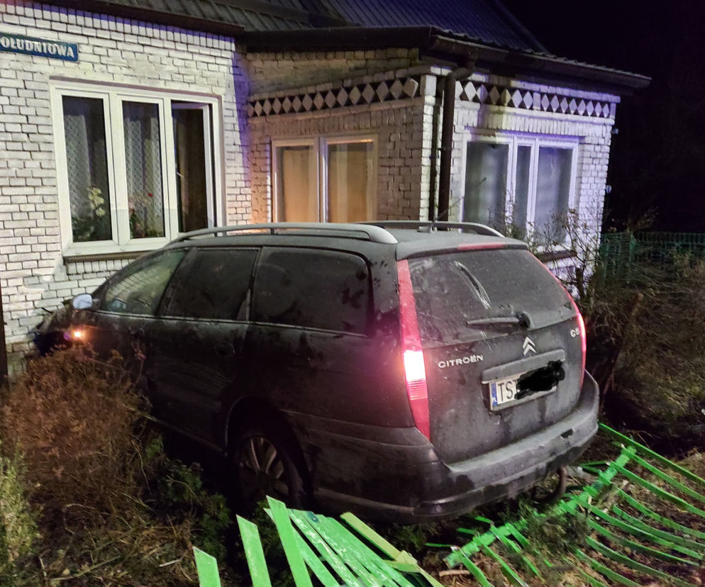 Huk i pęknięta ściana! Citroen wjechał w dom na Południowej w Starachowicach