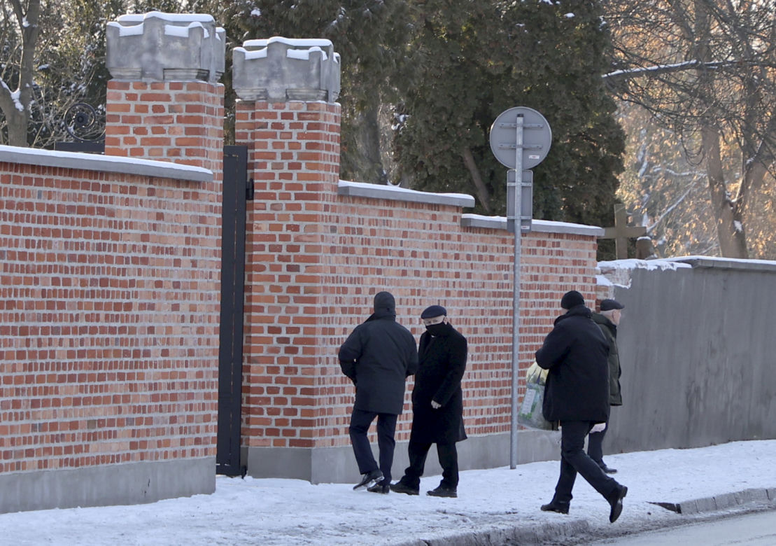 Jarosław Kaczyński idzie na symboliczny grób