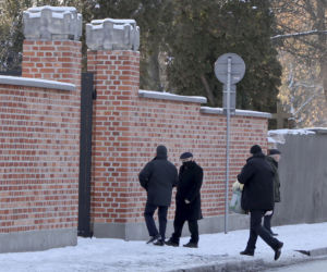 Jarosław Kaczyński odwiedził symboliczny grób brata