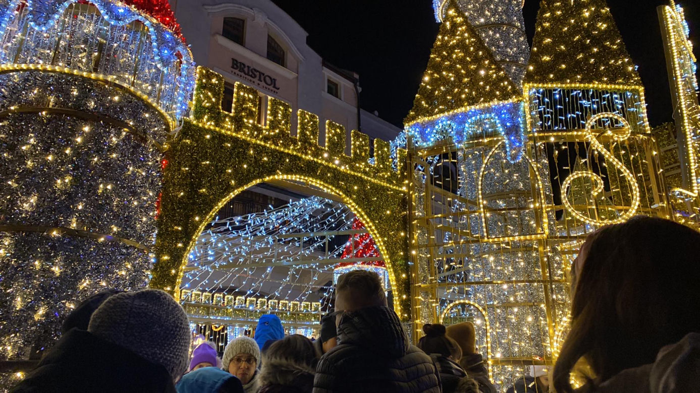 RZESZÓW. Świąteczne Miasteczko na Rynku rozbłysło milionem światełek. Czuć magię świąt! [ZDJĘCIA]