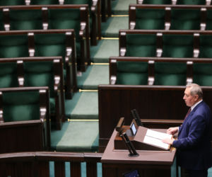 Przemawia minister infrastruktury Andrzej Adamczyk. W tle widać puste ławy sejmowe