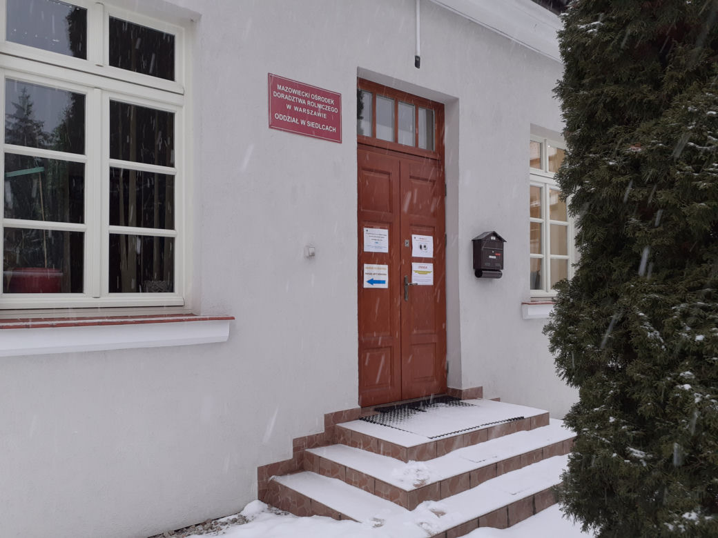 Ulica Kazimierzowska i zabytkowy budynek Mazowieckiego Ośrodka Doradztwa Rolniczego w Siedlcach w połowie lutego 2021