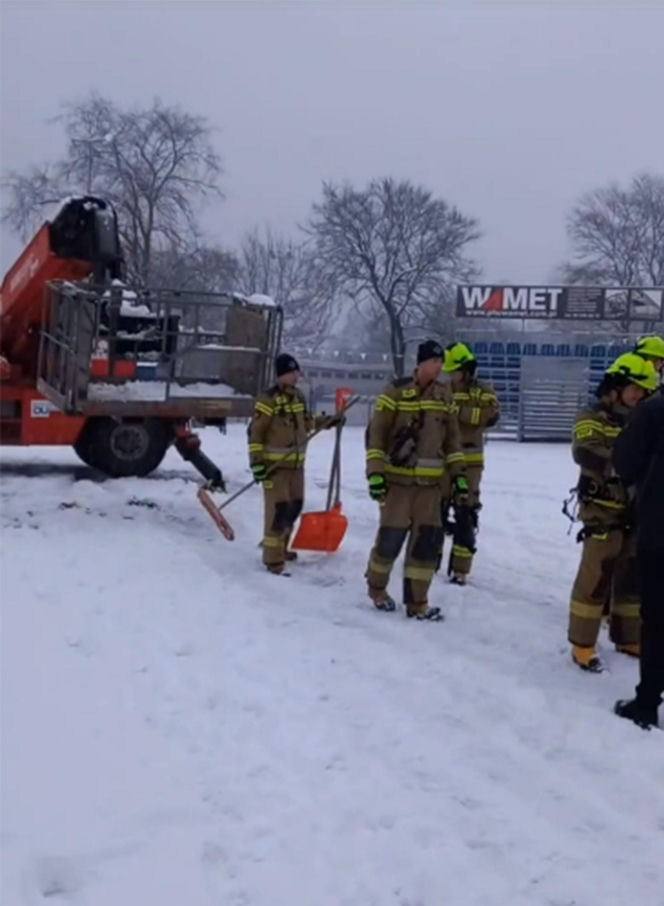 Na lodowisku zapadł się dach