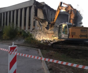 W Białobrzegach trwa rozbiórka kinoteatru. Powstanie tam nowy budynek