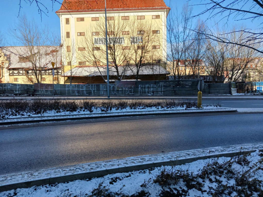 Graffiti z błędem ortograficznym