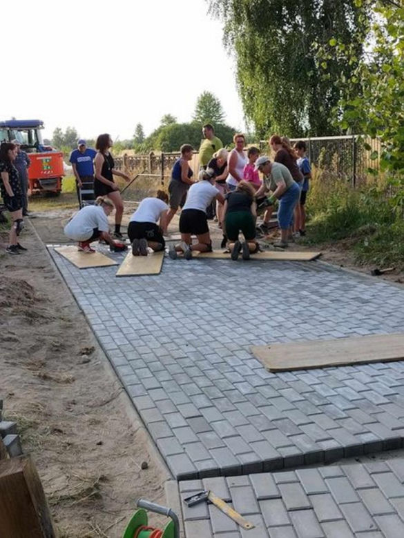 Koła Gospodyń Wiejskich "Rumianki". Kobiety wybrukowały całą wieś. Proboszcz zapewnił materiały