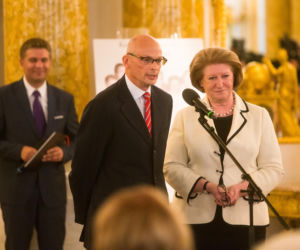 Była pierwszą kobietą na stanowisku premiera III RP. Już po roku złożyła dymisję