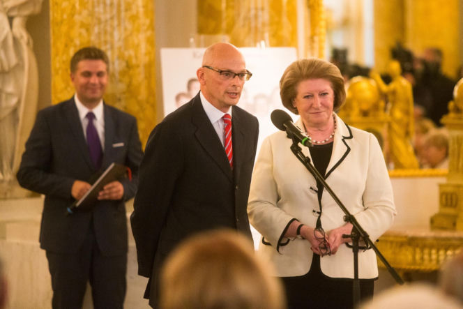 Była pierwszą kobietą na stanowisku premiera III RP. Już po roku złożyła dymisję